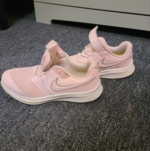 Nike girls tennis shoes